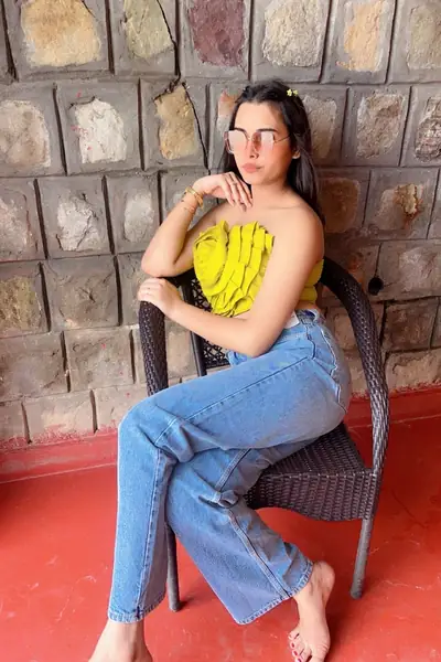 Lizza - Book) Andaz Hotel, New Delhi Call Girls in Delhi ☎ Call Girls In Delhi Escort Service